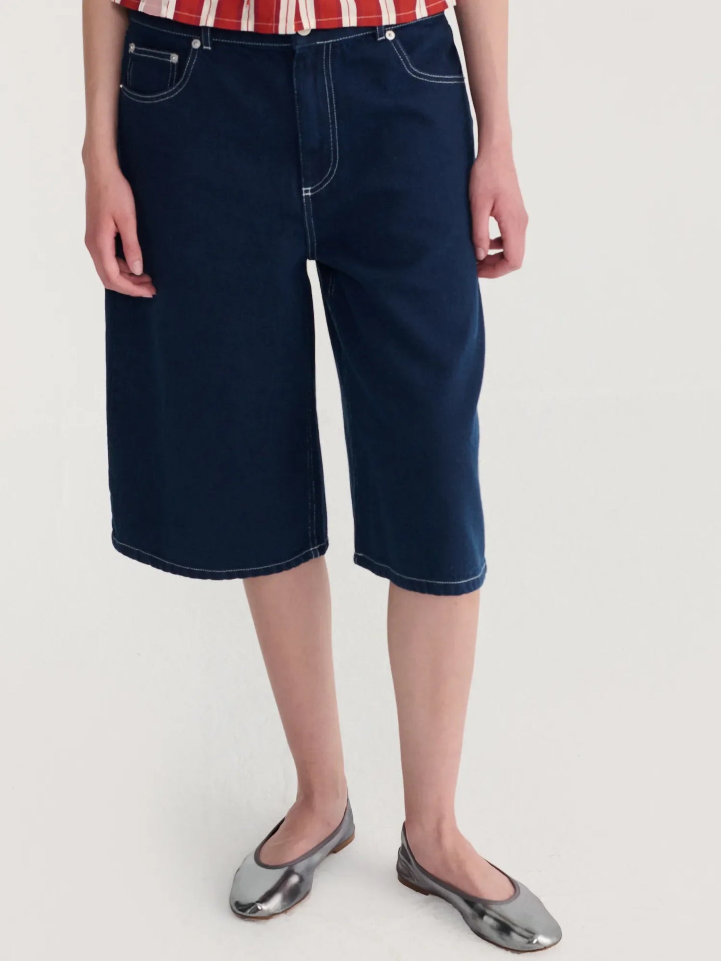 Contrast‑stitching denim bermuda